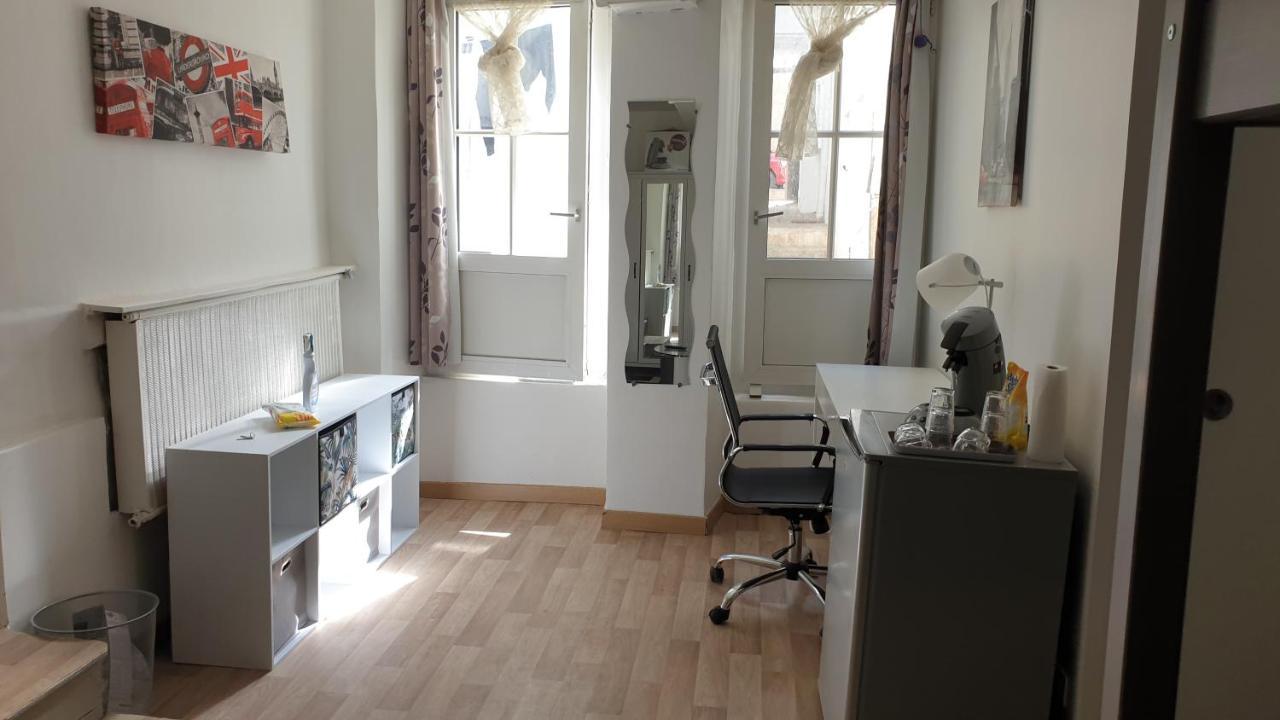Chambres Poitiers Centre: Private Comforts, Shared Kitchen & City Hall Proximity Exterior photo