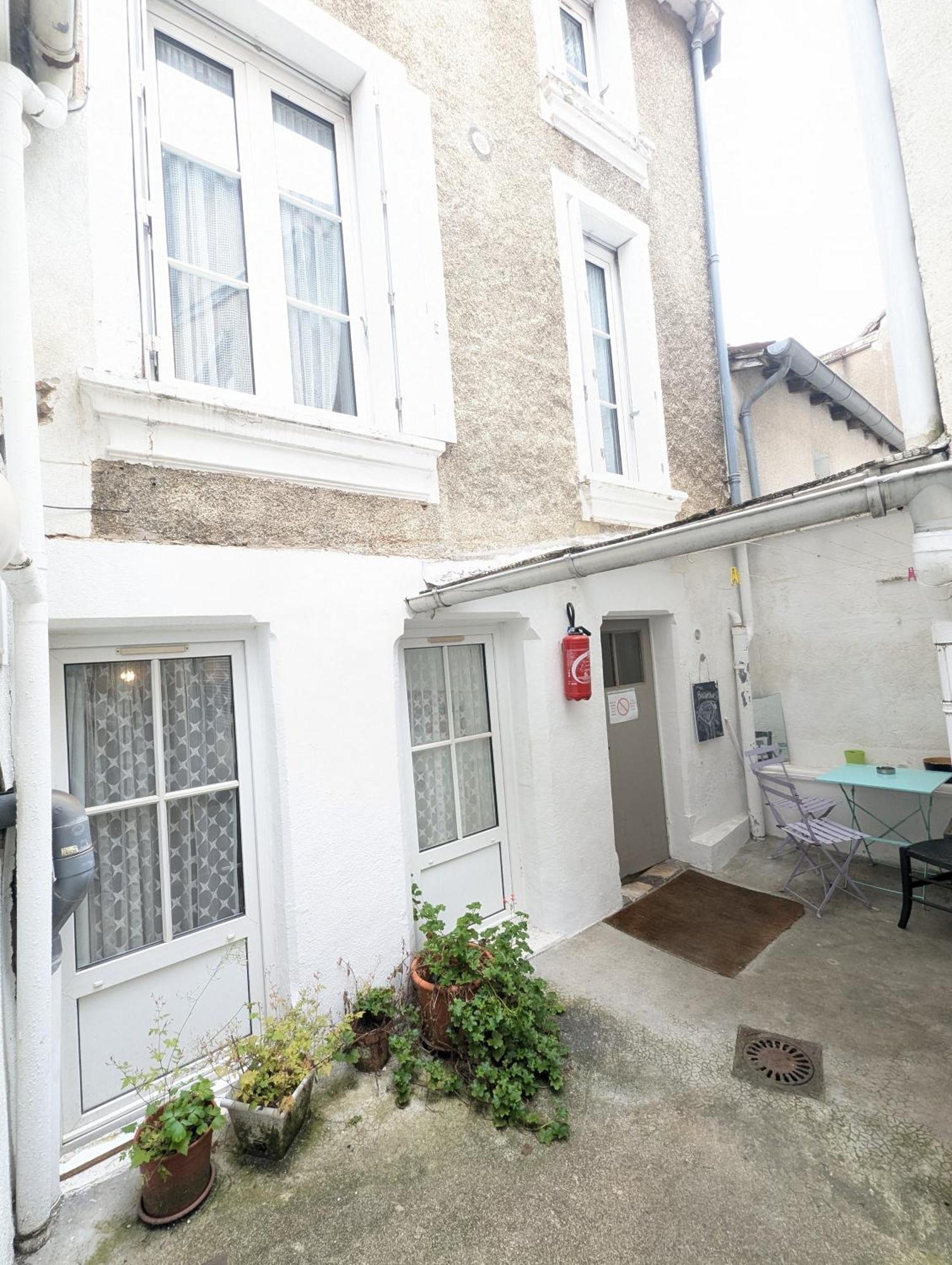 Chambres Poitiers Centre: Private Comforts, Shared Kitchen & City Hall Proximity Exterior photo