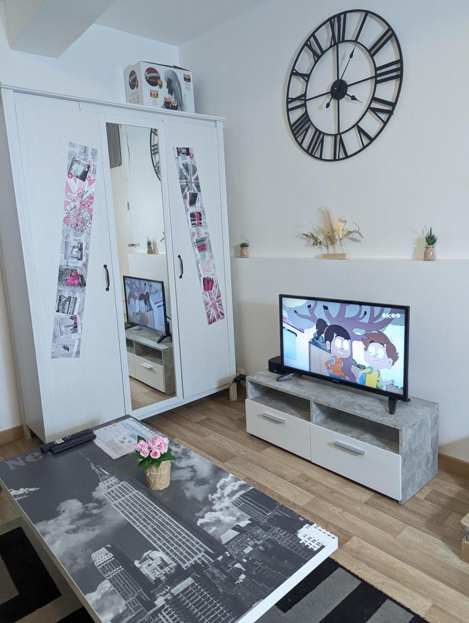 Chambres Poitiers Centre: Private Comforts, Shared Kitchen & City Hall Proximity Exterior photo