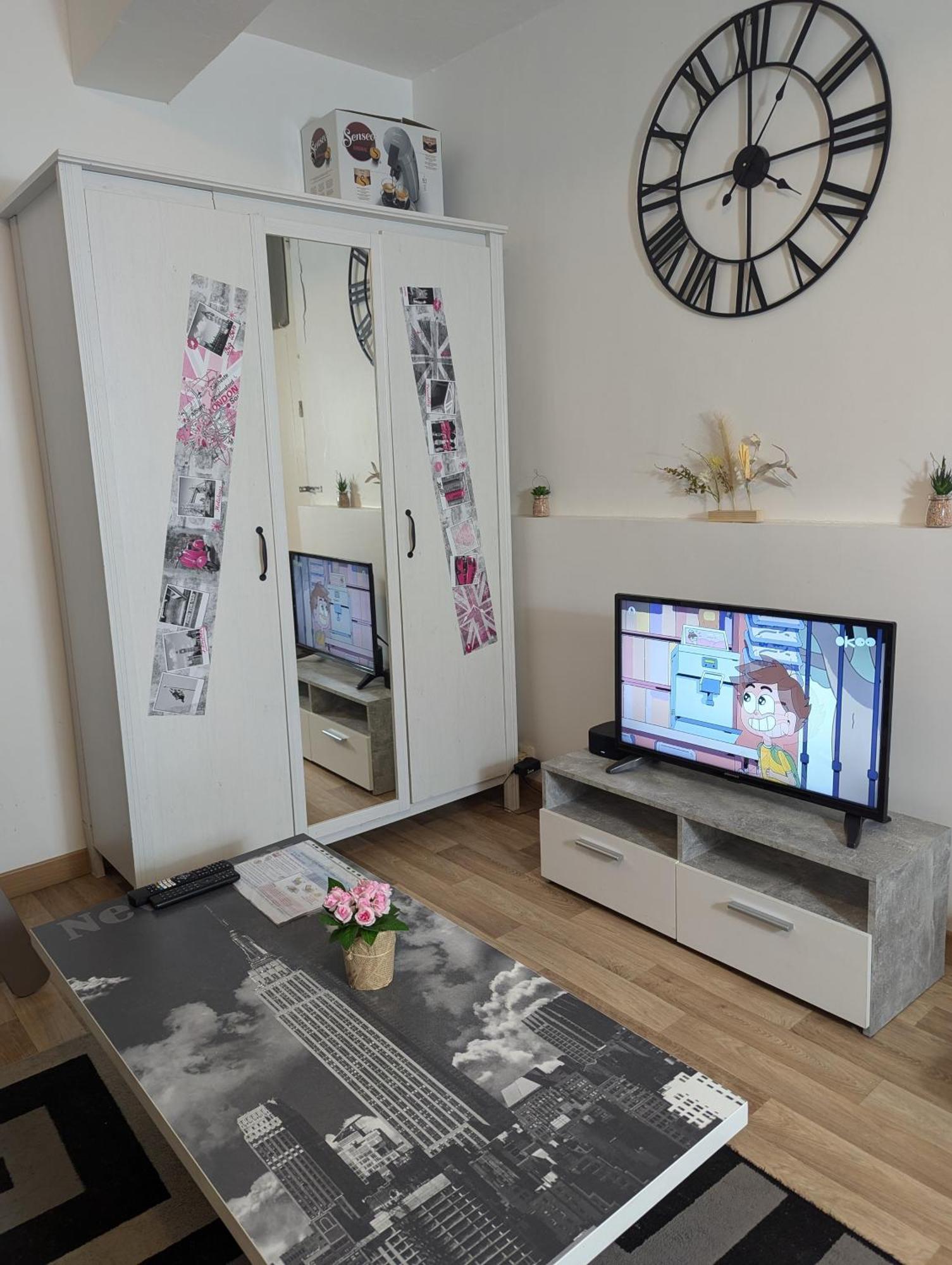 Chambres Poitiers Centre: Private Comforts, Shared Kitchen & City Hall Proximity Exterior photo